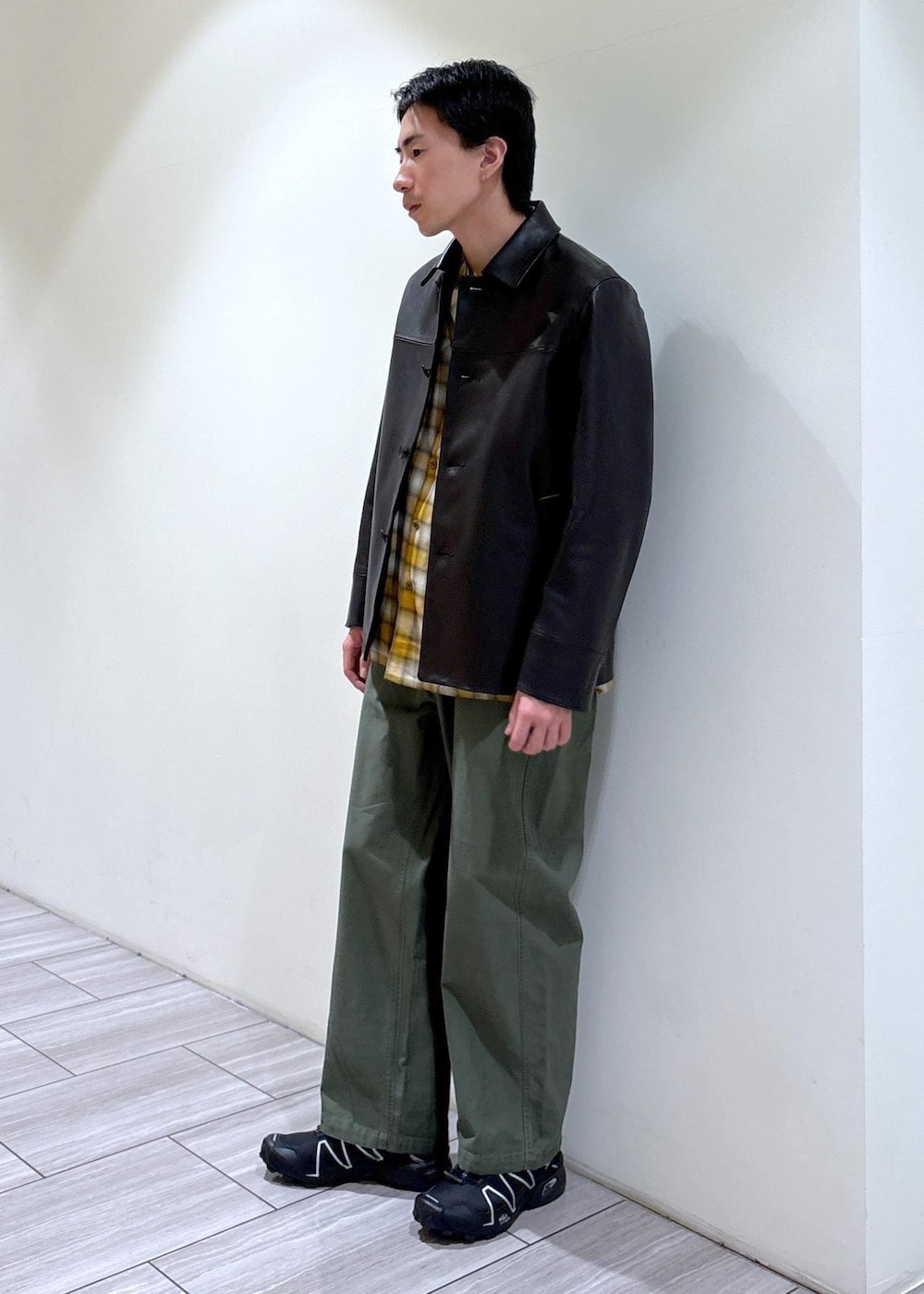 ブラック系のカバーオール、グリーン系のその他パンツ、イエロー系のシャツ/ブラウスを着用したメンズの春コーディネートの2枚目の写真