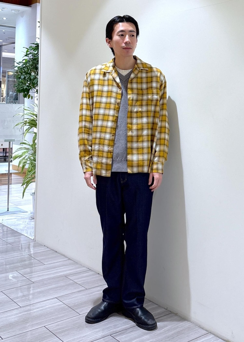 ブルー系のデニムパンツ、イエロー系のシャツ/ブラウスを着用したメンズの春コーディネートの2枚目の写真