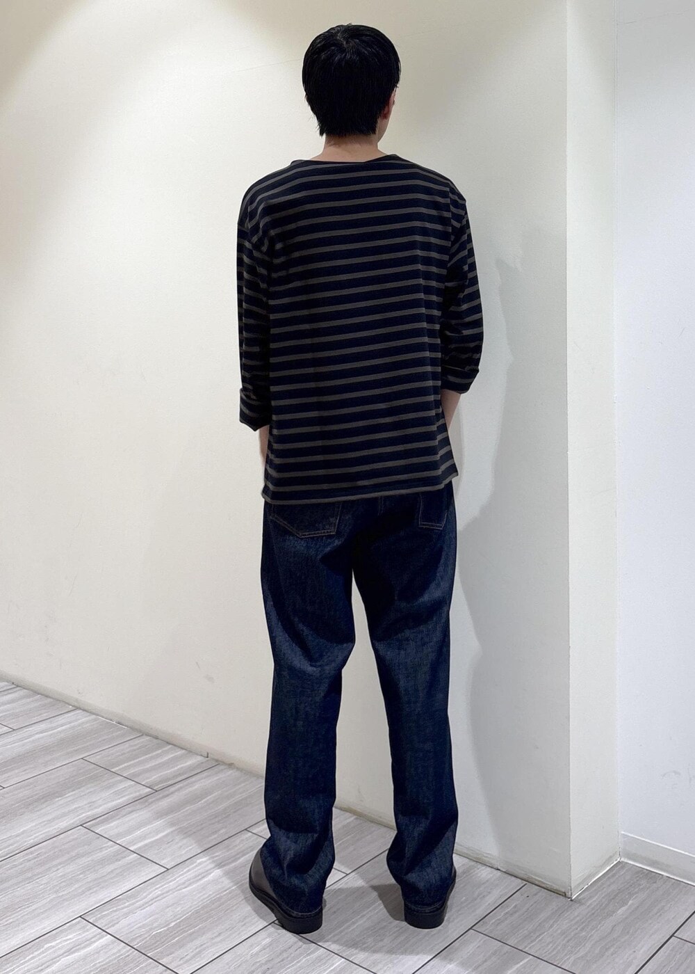 グレー系のTシャツ/カットソー、ブルー系のデニムパンツを着用したメンズの夏コーディネートの3枚目の写真