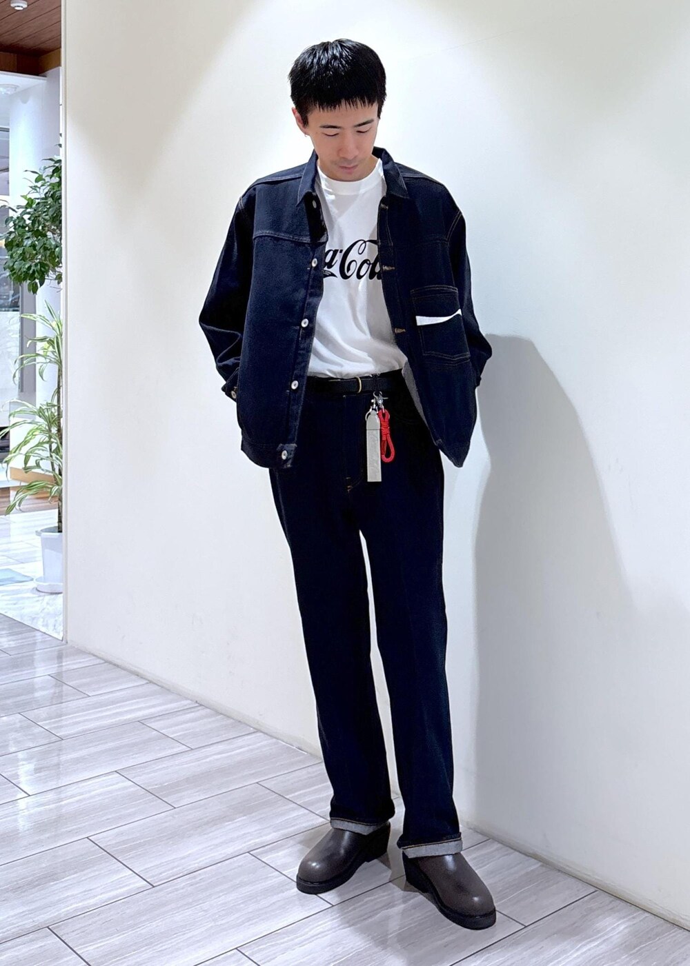 ブルー系のデニムジャケット、ホワイト系のTシャツ/カットソー、ブルー系のデニムパンツを着用したメンズの夏コーディネートの2枚目の写真