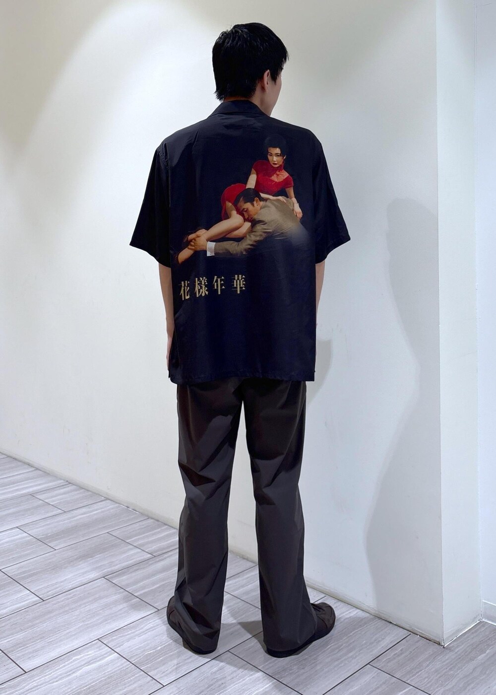 ブラック系のシャツ/ブラウスを着用したメンズの夏コーディネートの3枚目の写真