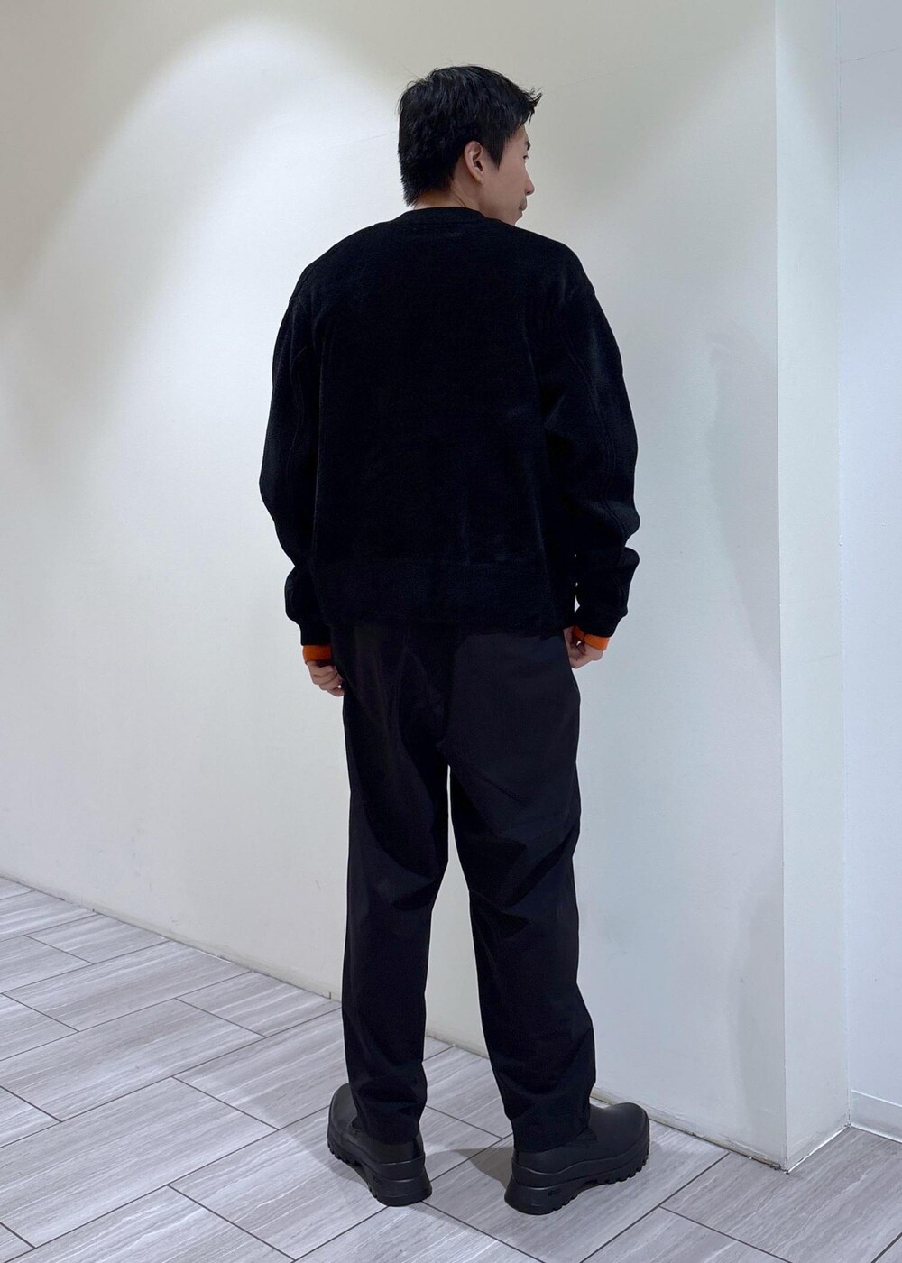 ブラック系のその他パンツ、ブルー系のニット/セーター、ブラック系のその他アウターを着用したメンズの秋コーディネートの5枚目の写真
