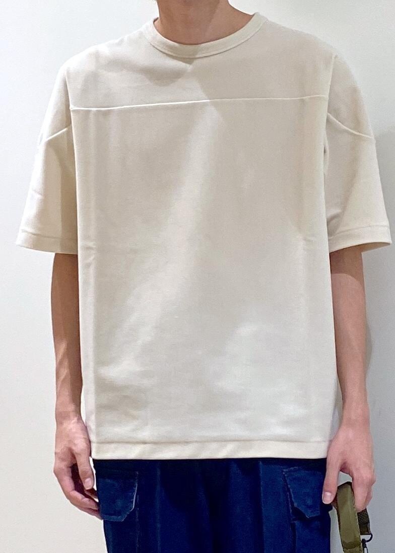 ブラック系のサンダル、ホワイト系のTシャツ/カットソー、ブルー系のカーゴパンツを着用したメンズの夏コーディネートの4枚目の写真