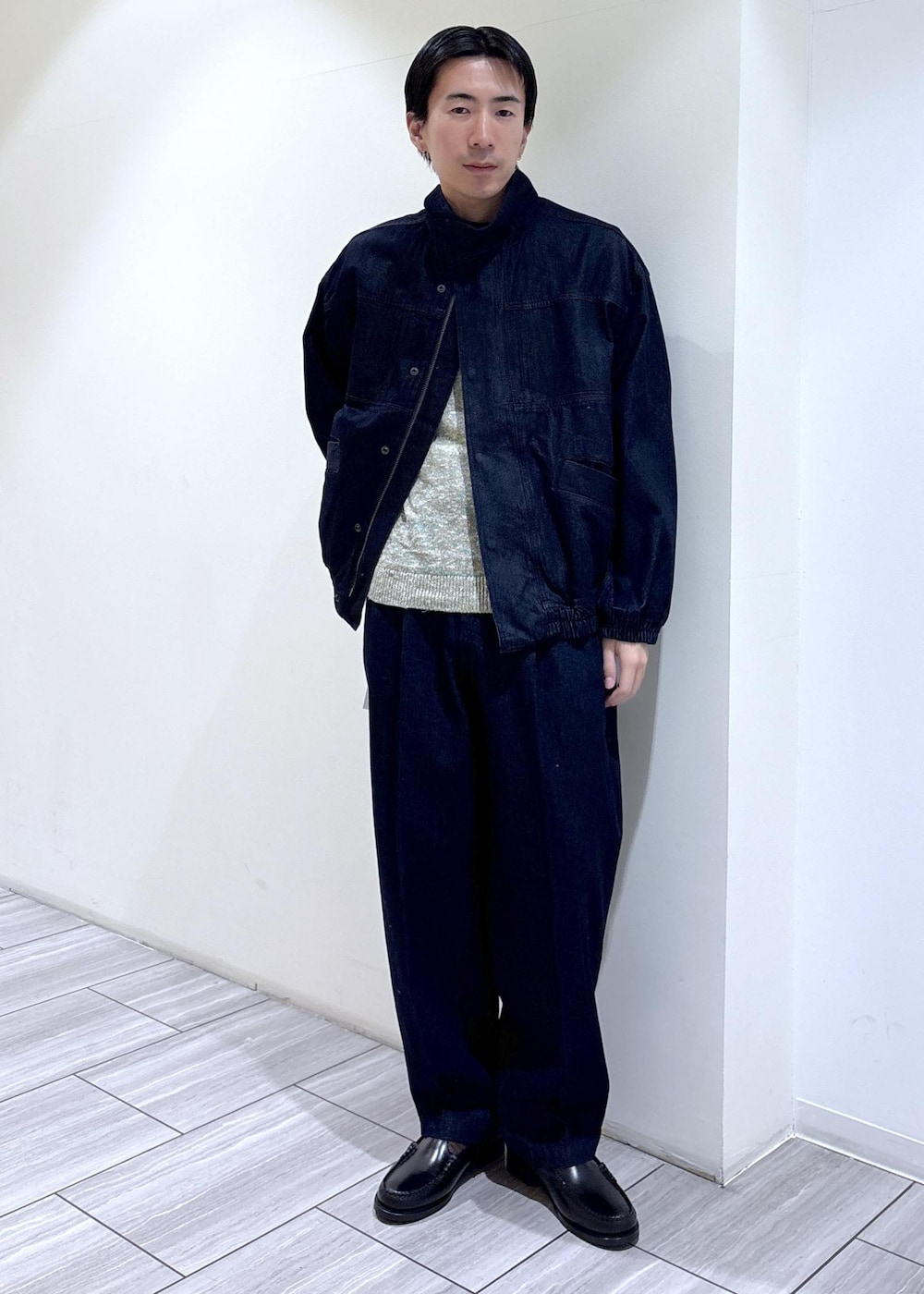 ブルー系のデニムパンツ、ブルー系のデニムジャケット、イエロー系のニット/セーターを着用したメンズの冬コーディネートの2枚目の写真