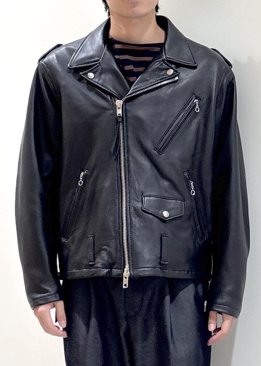 ブラック系のデニムパンツ、ブラウン系のTシャツ/カットソー、ブラック系のライダースジャケットを着用したメンズの秋コーディネートの5枚目の写真