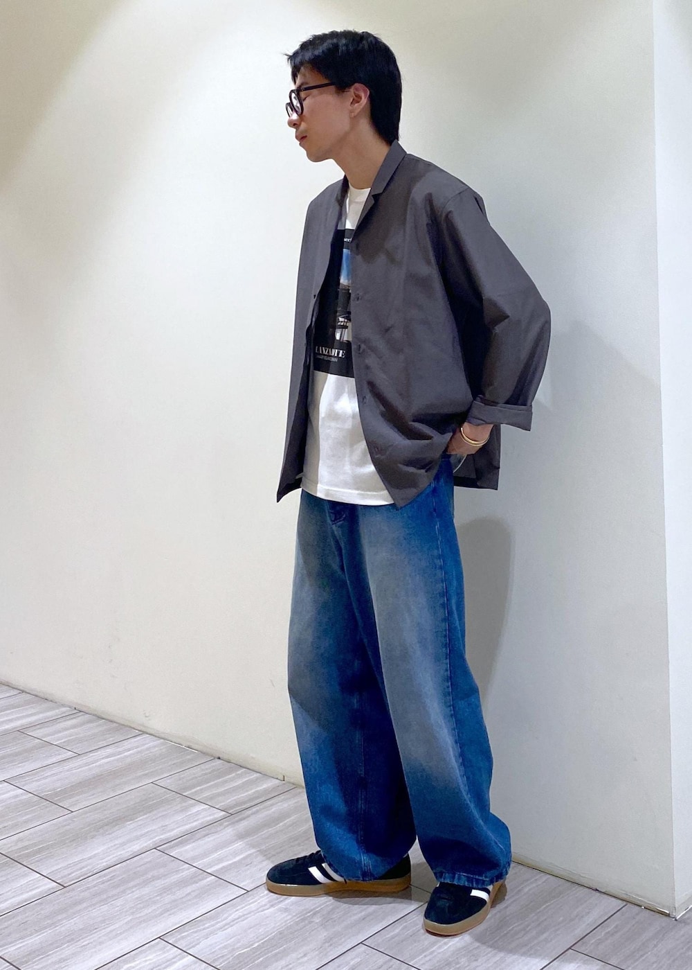 グレー系のシャツ/ブラウス、ブラック系のTシャツ/カットソーを着用したメンズの夏コーディネートの4枚目の写真