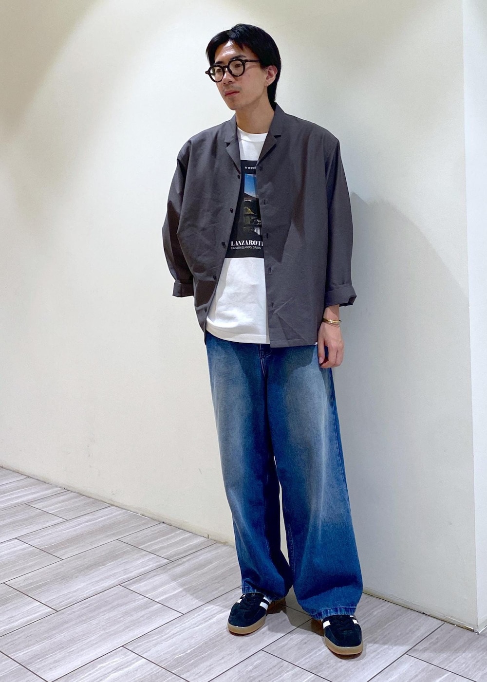 グレー系のシャツ/ブラウス、ブラック系のTシャツ/カットソーを着用したメンズの夏コーディネートの2枚目の写真