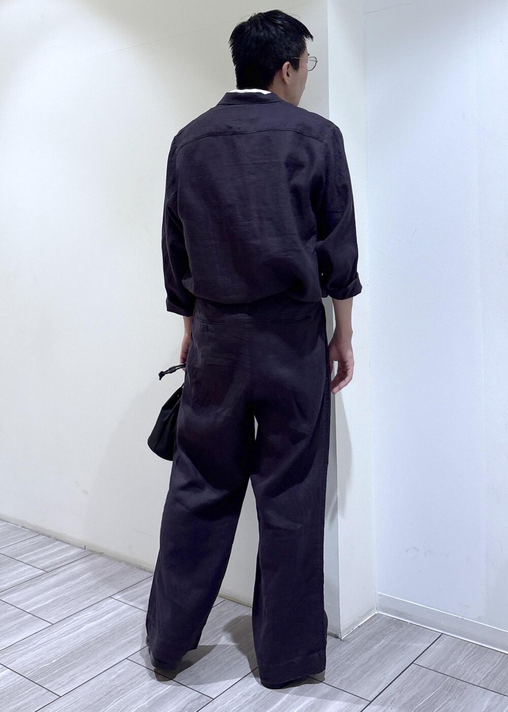ブルー系のその他パンツ、ブルー系のテーラードジャケットを着用したメンズの春コーディネートの4枚目の写真