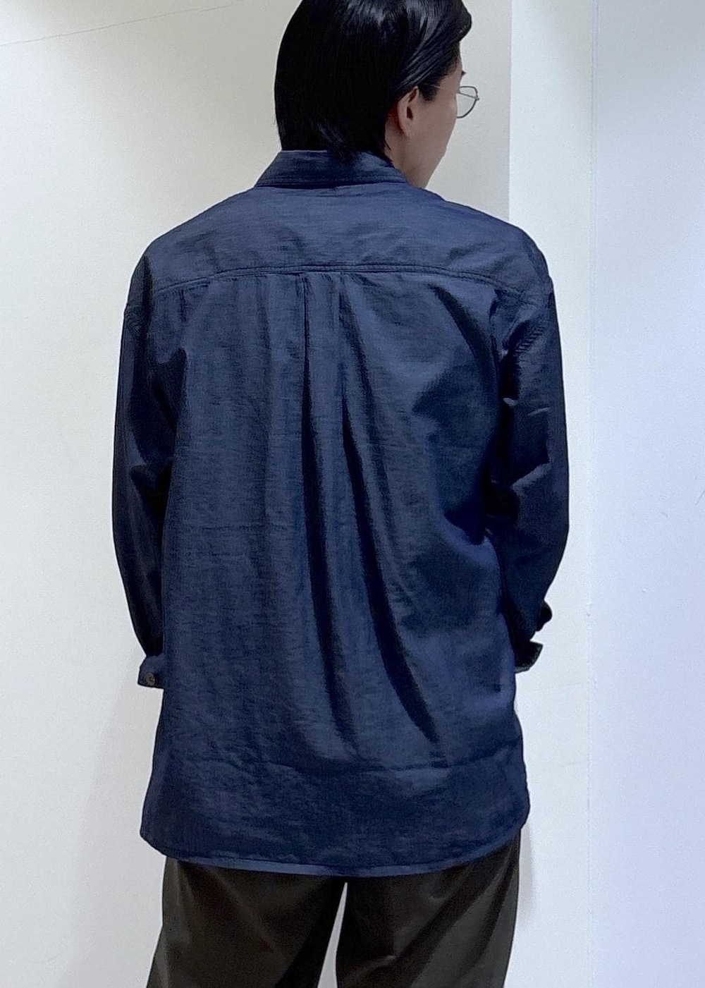 ブルー系のその他パンツ、ブルー系のシャツ/ブラウスを着用したメンズの春コーディネートの3枚目の写真