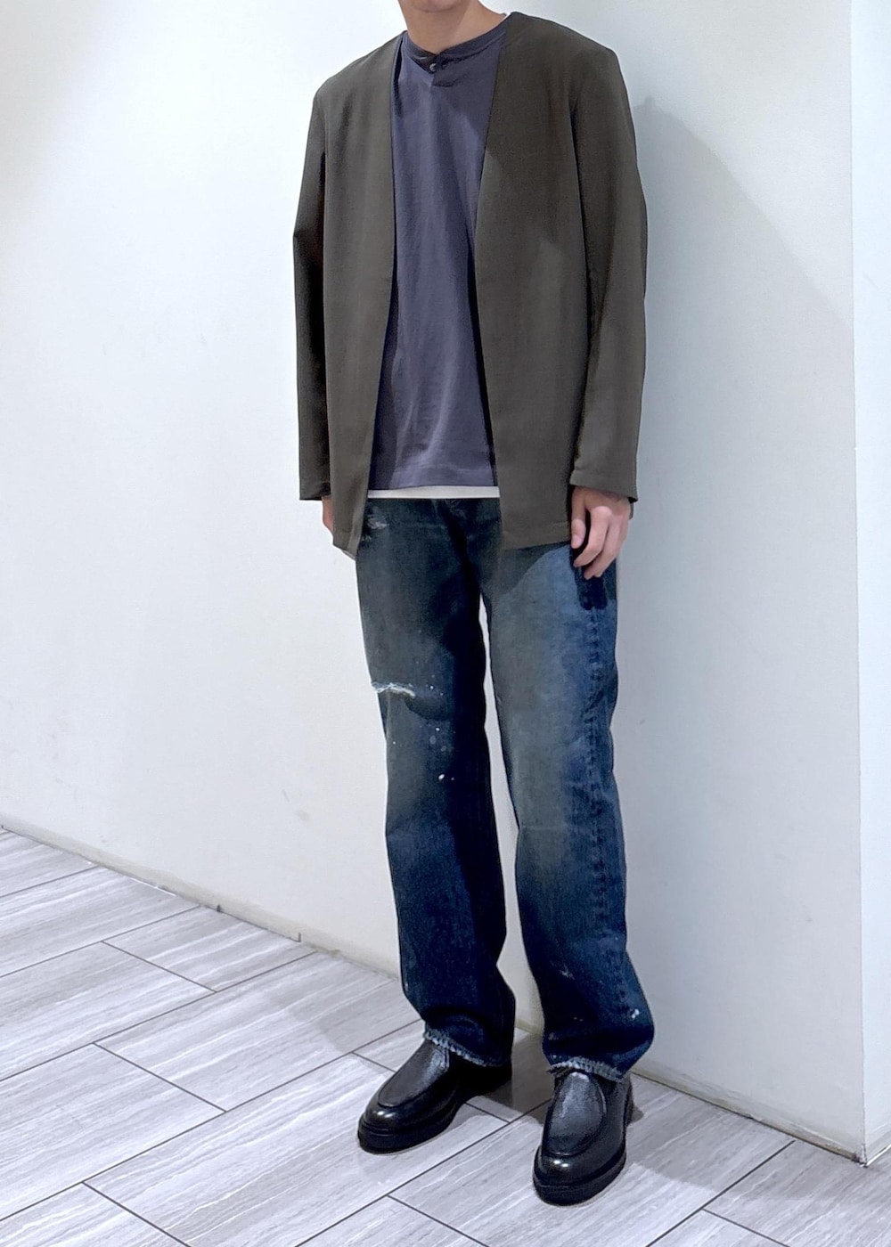 グリーン系のセットアップ、ホワイト系のTシャツ/カットソー、ブルー系のその他パンツを着用したメンズの春コーディネートの2枚目の写真