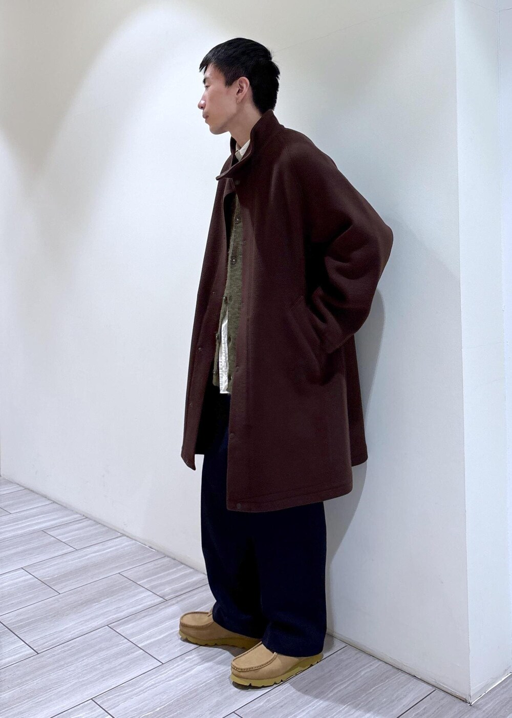 ホワイト系のシャツ/ブラウス、グリーン系のカーディガン/ボレロ、ブルー系のスラックスを着用したメンズの冬コーディネートの2枚目の写真