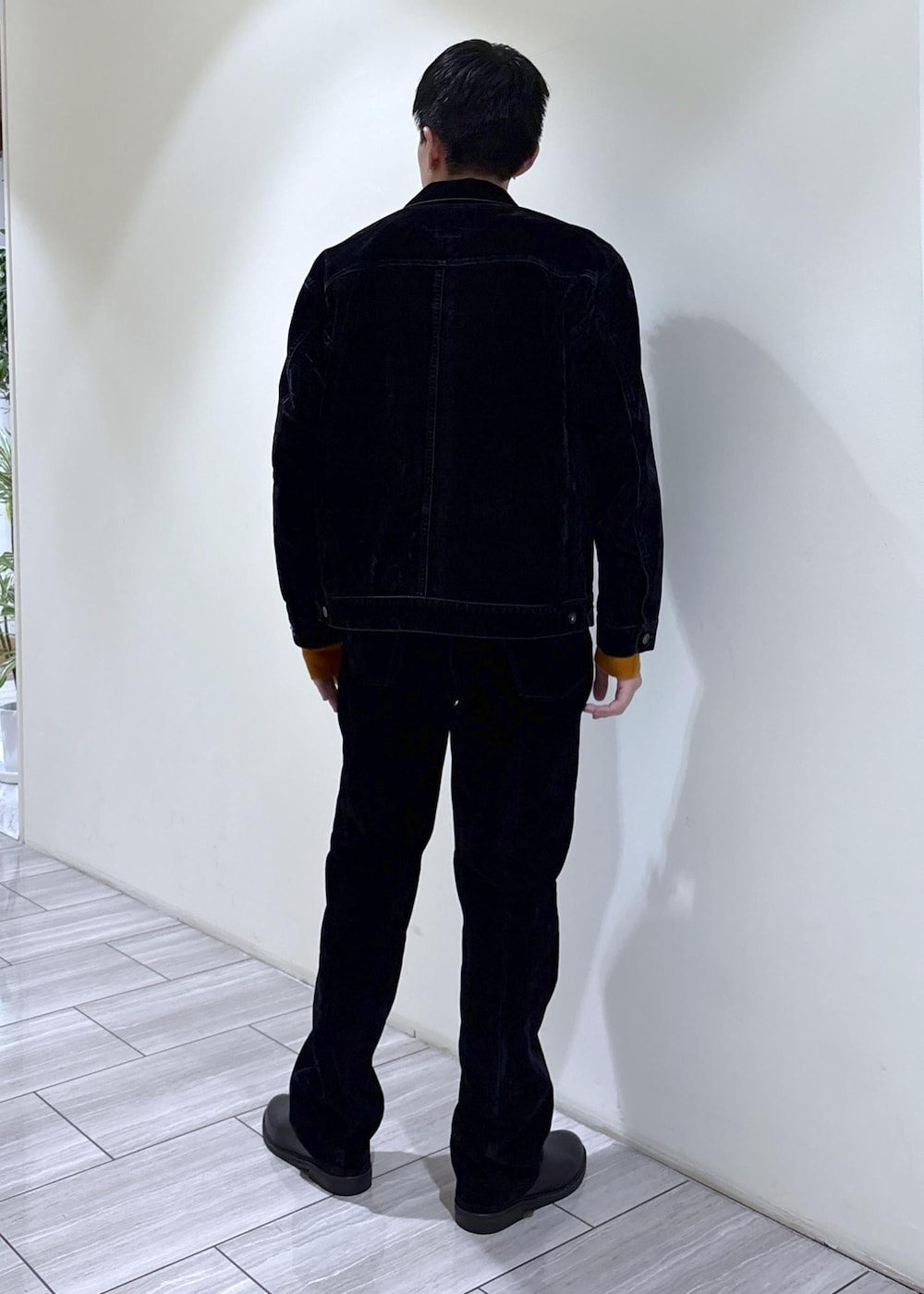 ブラウン系のデニムパンツ、ブラック系のデニムジャケットを着用したメンズの秋コーディネートの2枚目の写真