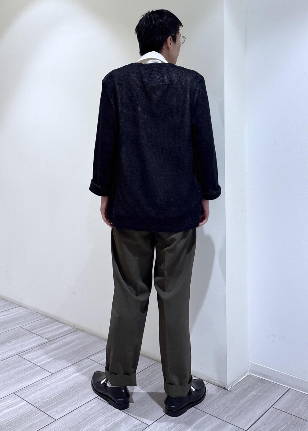 グリーン系のその他パンツ、ホワイト系のシャツ/ブラウスを着用したメンズの春コーディネートの3枚目の写真