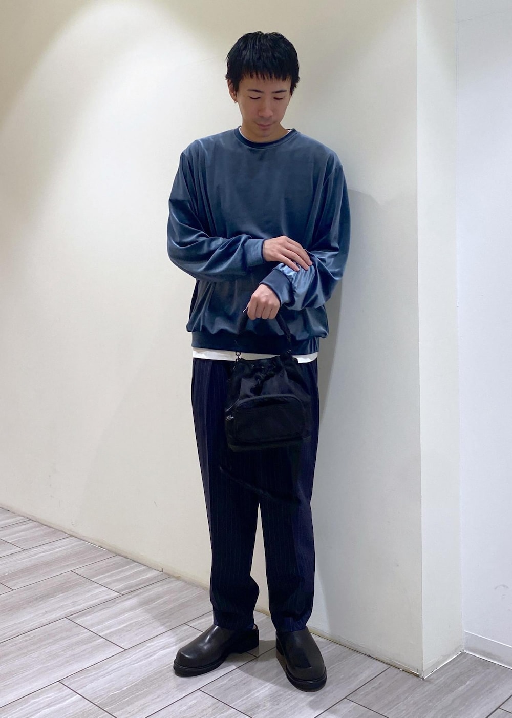 ブルー系のTシャツ/カットソー、ブラック系のスラックスを着用したメンズの秋コーディネートの2枚目の写真