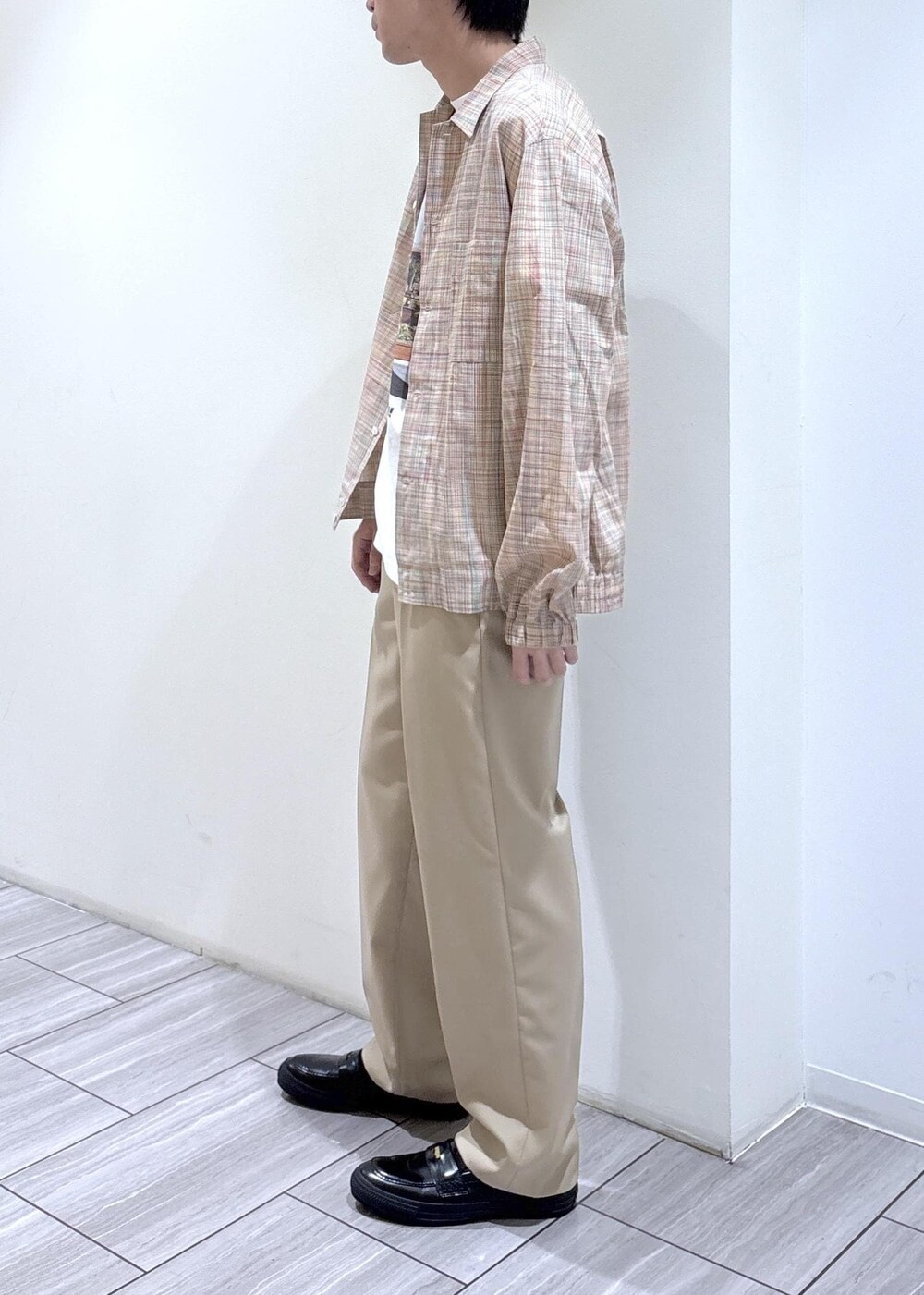 ベージュ系のその他パンツ、イエロー系のシャツ/ブラウスを着用したメンズの春コーディネートの2枚目の写真