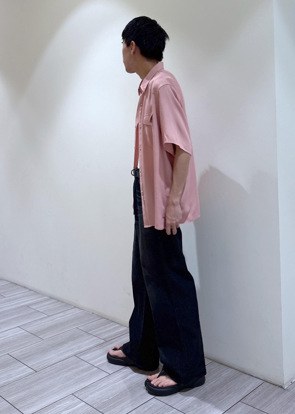 ピンク系のシャツ/ブラウス、ブラック系のデニムパンツを着用したメンズの夏コーディネートの3枚目の写真