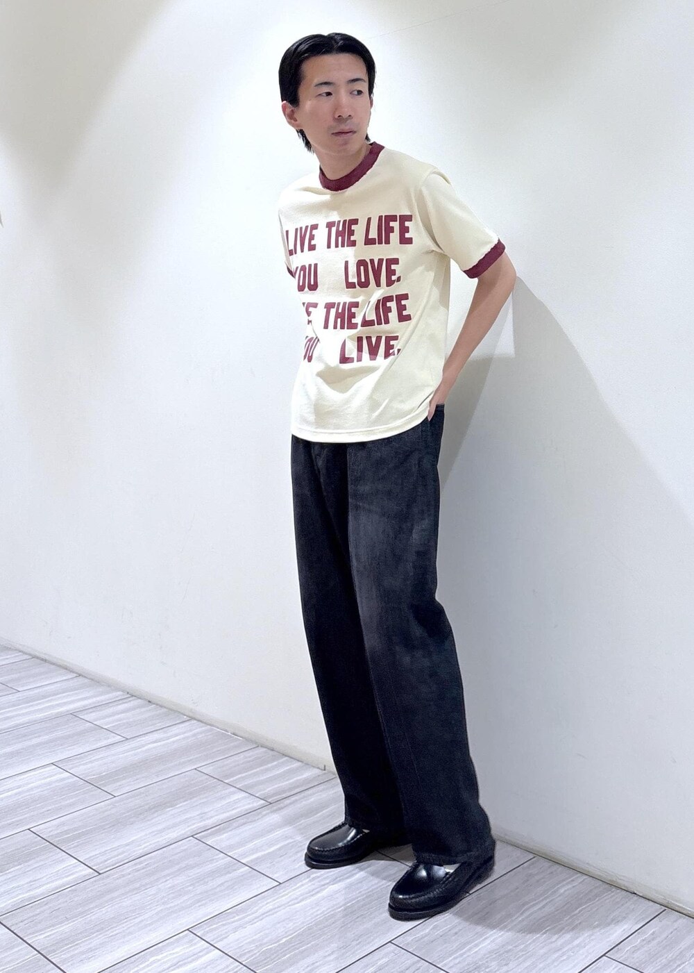 イエロー系のTシャツ/カットソーを着用したメンズの夏コーディネートの2枚目の写真