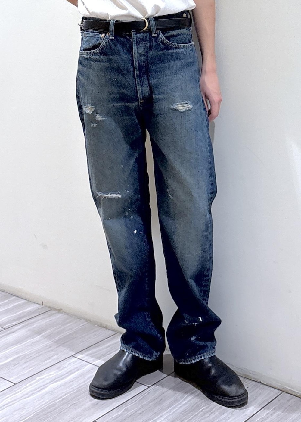 ブルー系のその他パンツを着用したメンズの春コーディネートの3枚目の写真