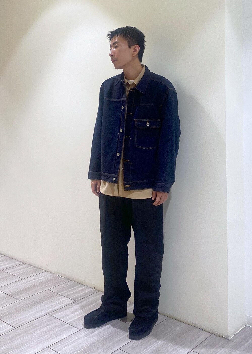 ブルー系のデニムパンツ、ベージュ系のシャツ/ブラウス、ブルー系のデニムジャケットを着用したメンズの秋コーディネートの3枚目の写真