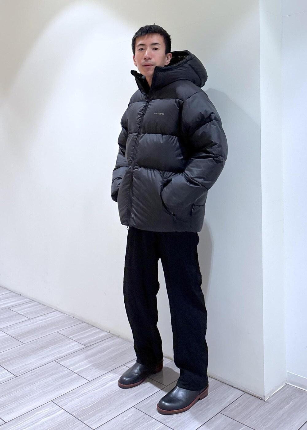 イエロー系のその他アウター、ホワイト系のスウェット、ブラック系のスラックスを着用したメンズの冬コーディネートの3枚目の写真