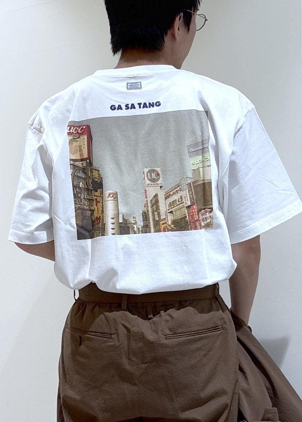 ブラウン系のその他パンツ、ブラウン系のシャツ/ブラウス、ホワイト系のTシャツ/カットソーを着用したメンズの春コーディネートの4枚目の写真
