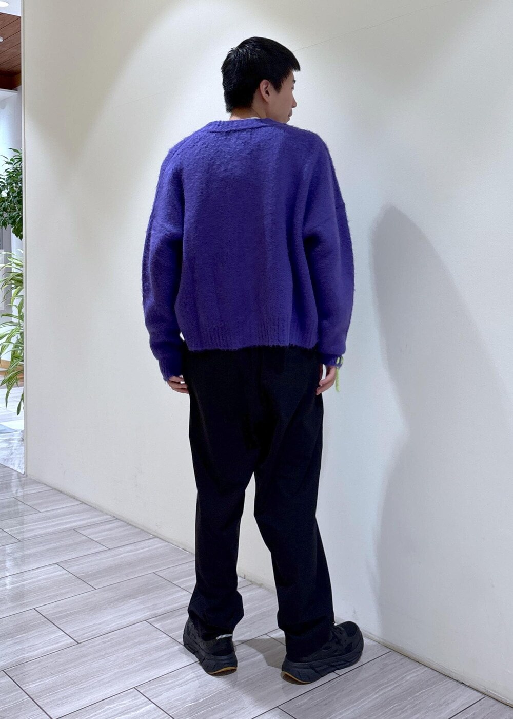 パープル系のカーディガン/ボレロを着用したメンズの冬コーディネートの4枚目の写真