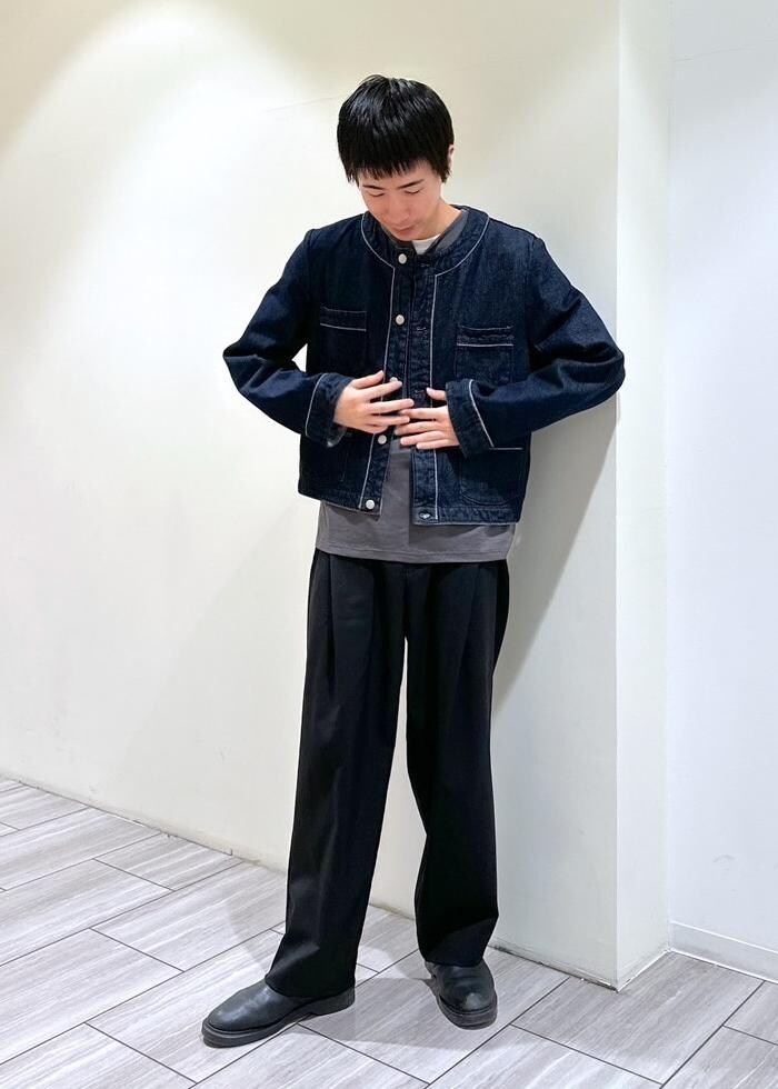 ブルー系のデニムジャケット、ブラック系のスラックス、グレー系のTシャツ/カットソーを着用したメンズの春コーディネートの2枚目の写真