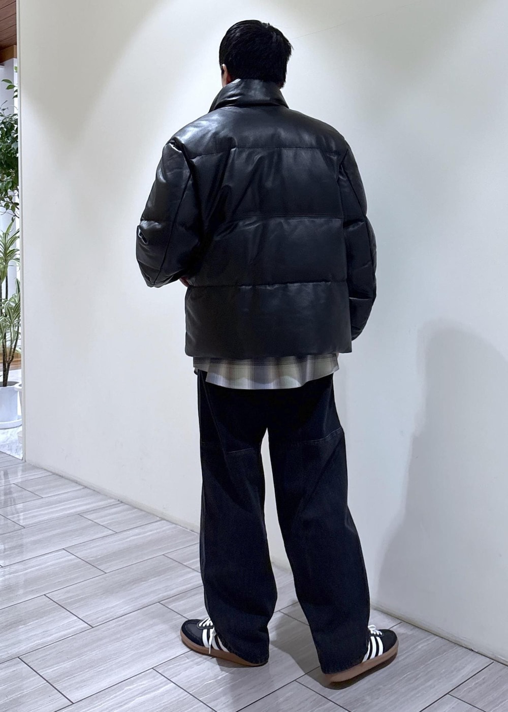 ブラック系のダウンジャケット/コート、ブラック系のスニーカー、ブラック系のその他パンツを着用したメンズの秋コーディネートの3枚目の写真