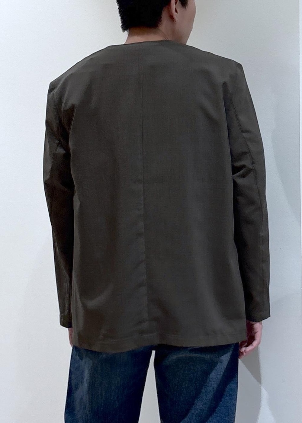 グリーン系のセットアップ、ホワイト系のTシャツ/カットソー、ブルー系のその他パンツを着用したメンズの春コーディネートの5枚目の写真