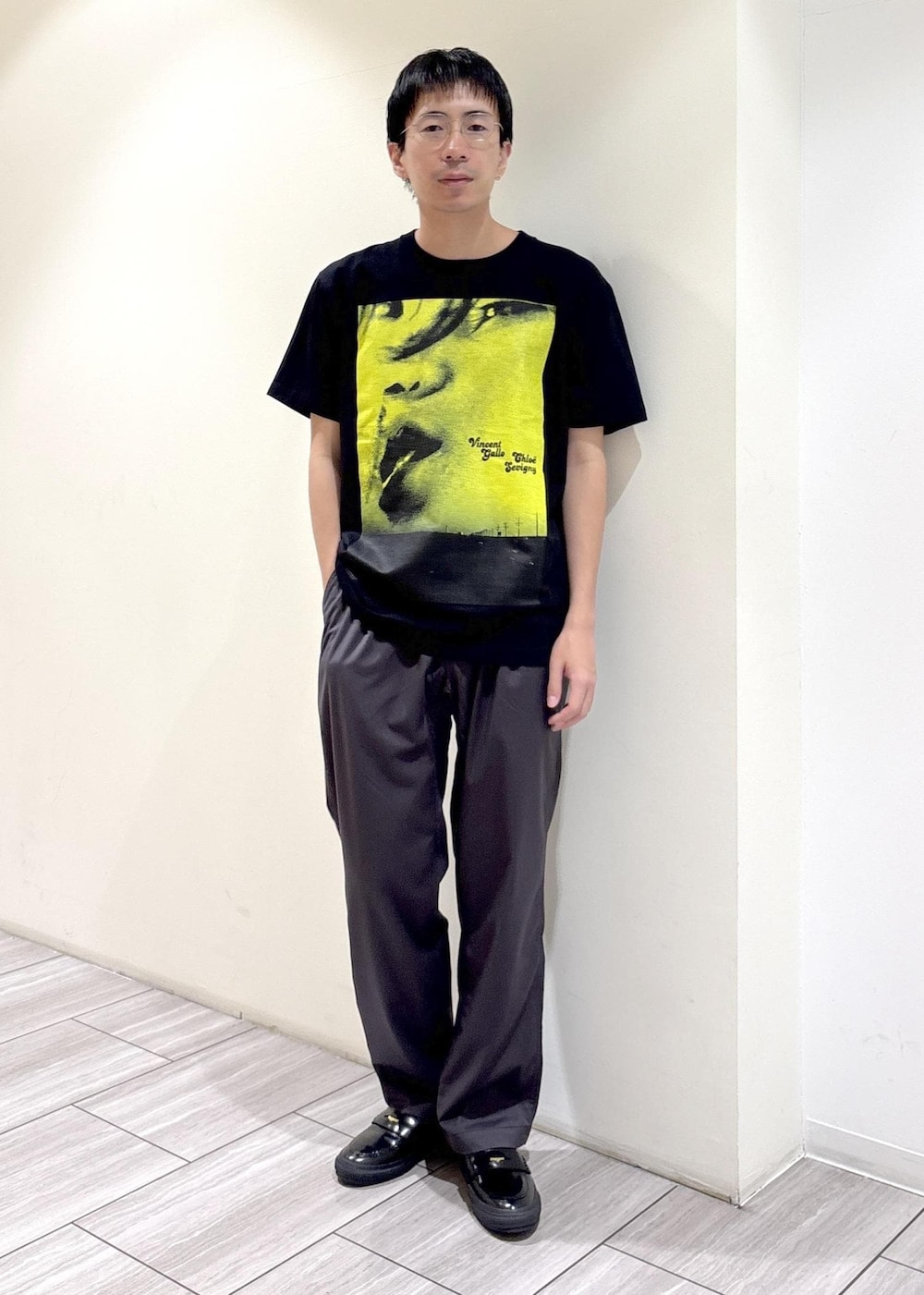 グレー系のその他パンツ、ホワイト系のTシャツ/カットソーを着用したメンズの夏コーディネートの2枚目の写真