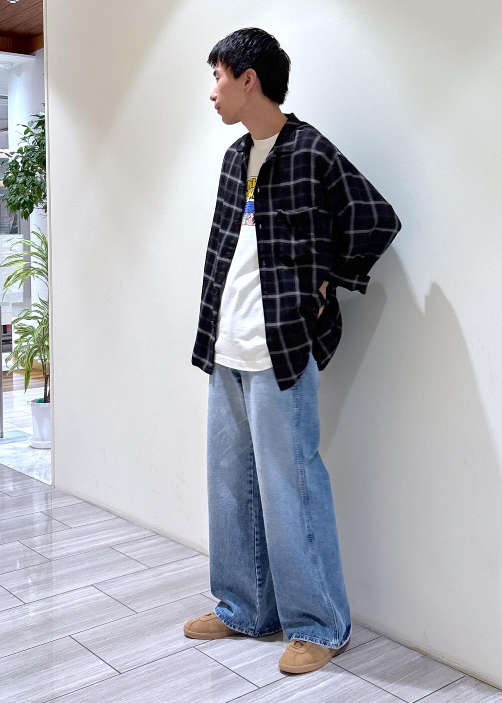 ブラック系のシャツ/ブラウス、ブルー系のデニムパンツ、ホワイト系のTシャツ/カットソーを着用したメンズの夏コーディネートの2枚目の写真