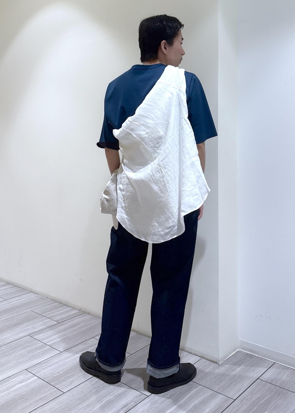 ブルー系のデニムパンツ、ホワイト系のシャツ/ブラウス、ブルー系のTシャツ/カットソーを着用したメンズの春コーディネートの2枚目の写真