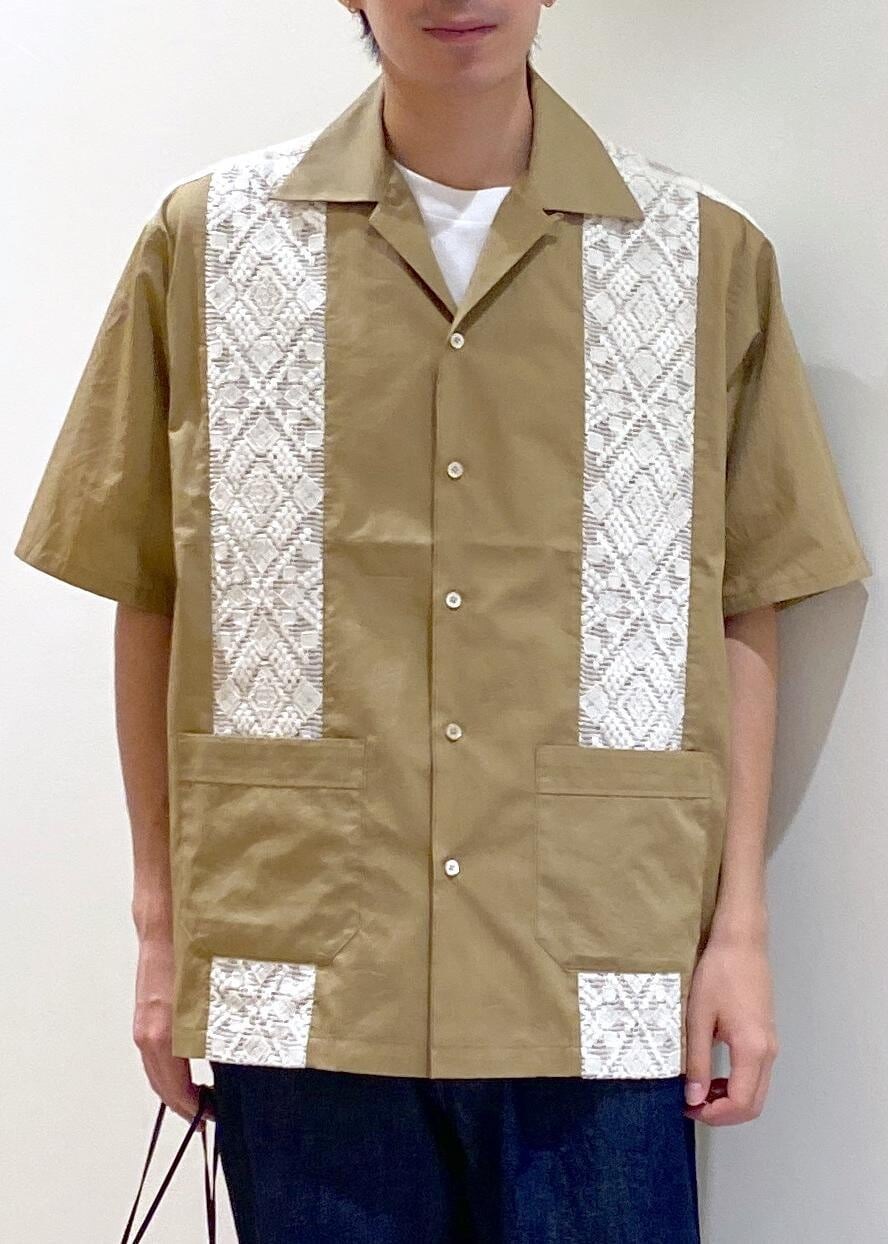 ベージュ系のTシャツ/カットソー、ブルー系のデニムパンツを着用したメンズの夏コーディネートの5枚目の写真