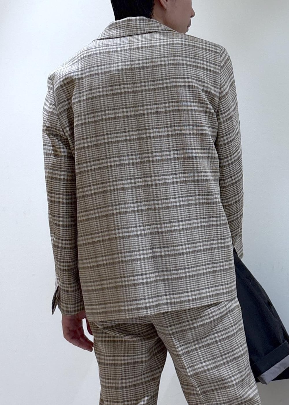 ベージュ系のその他アウター、ベージュ系のスラックスを着用したメンズの冬コーディネートの5枚目の写真