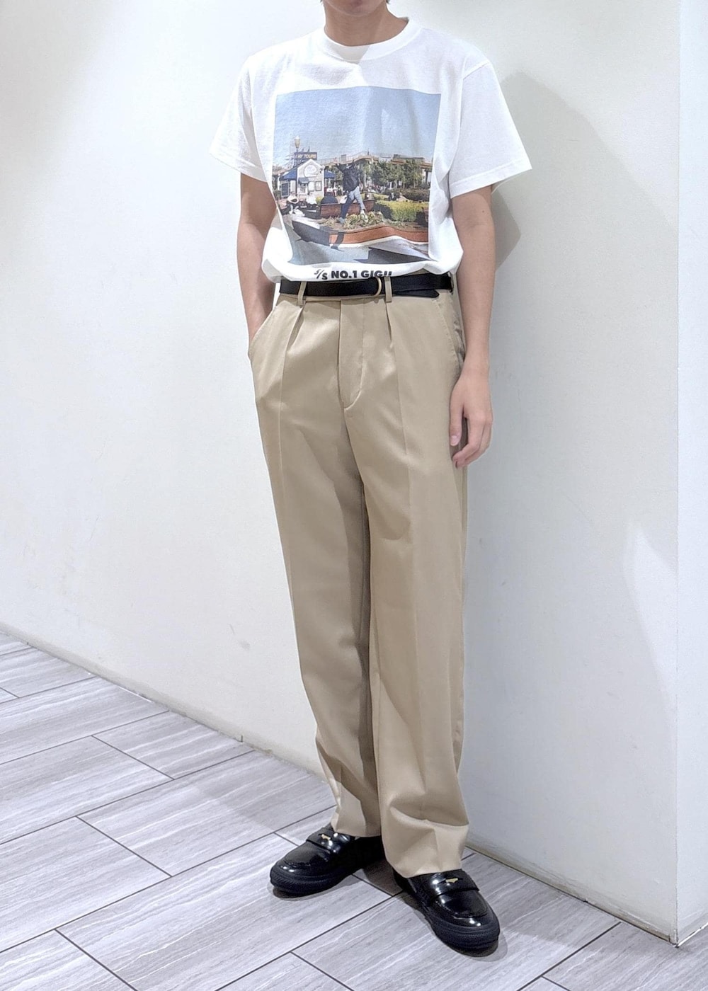 ホワイト系のTシャツ/カットソー、ベージュ系のその他パンツを着用したメンズの春コーディネートの3枚目の写真