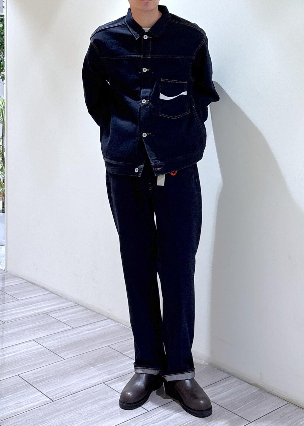 ブルー系のデニムジャケット、ホワイト系のTシャツ/カットソー、ブルー系のデニムパンツを着用したメンズの夏コーディネートの5枚目の写真