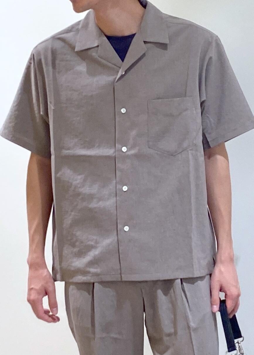 ベージュ系のセットアップ、ブラック系のTシャツ/カットソー、ブラック系のブーツを着用したメンズの夏コーディネートの6枚目の写真