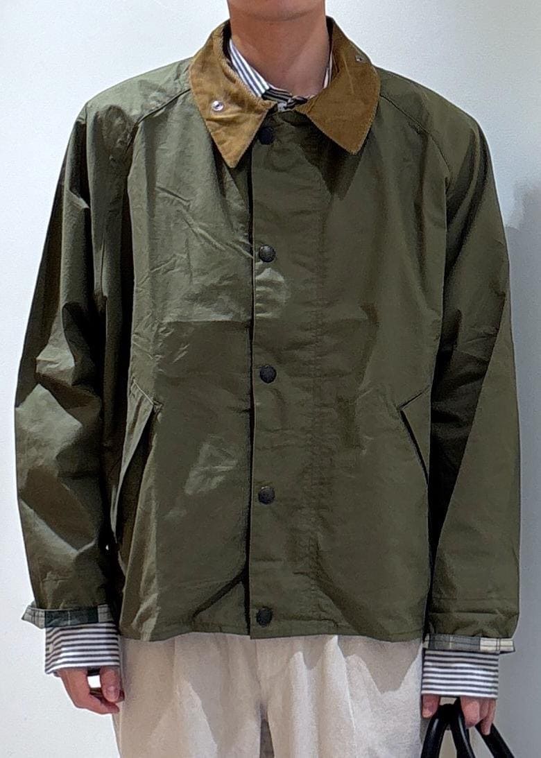 ブルー系のシャツ/ブラウス、ホワイト系のスラックスを着用したメンズの春コーディネートの4枚目の写真