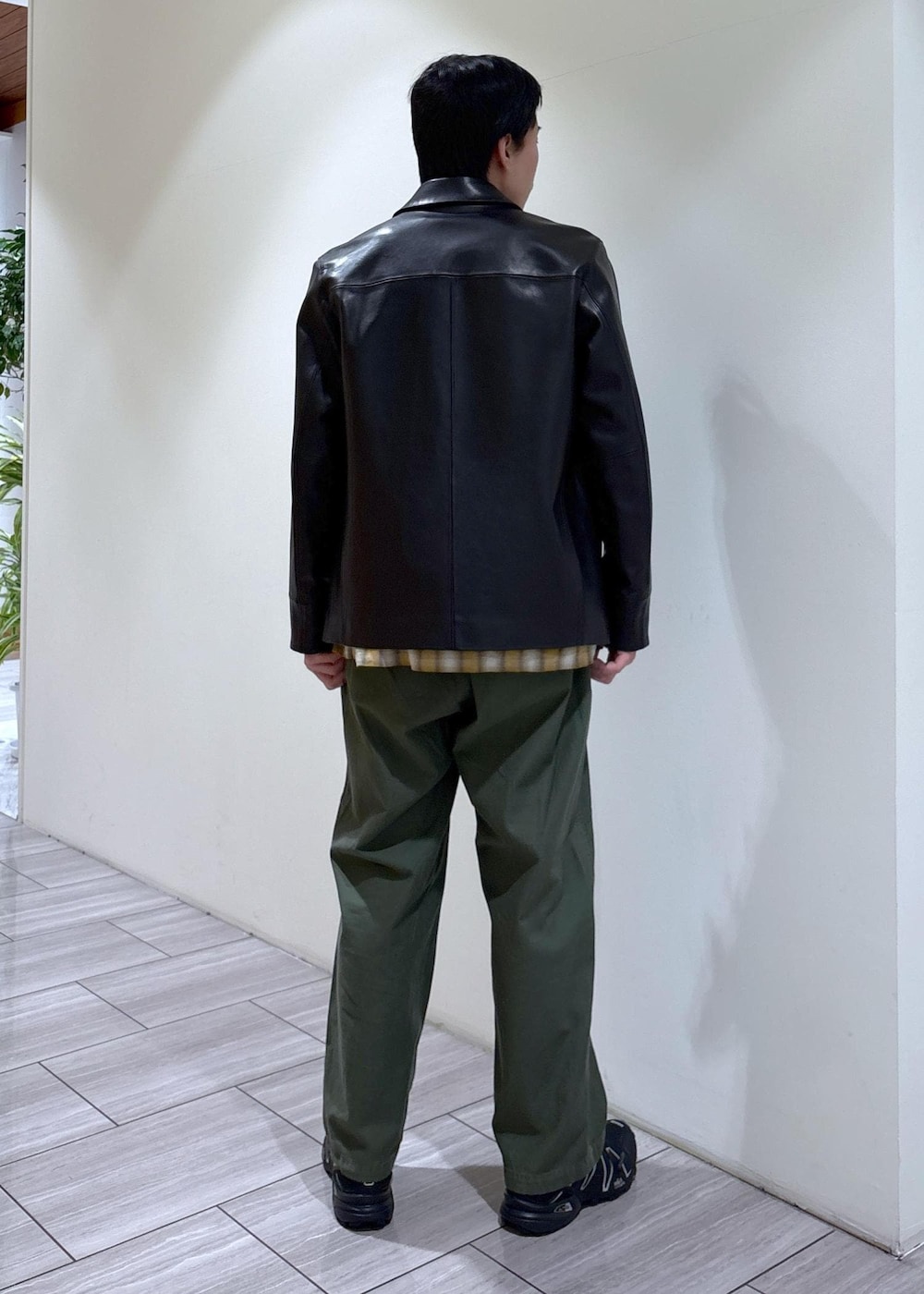 ブラック系のカバーオール、グリーン系のその他パンツ、イエロー系のシャツ/ブラウスを着用したメンズの春コーディネートの3枚目の写真