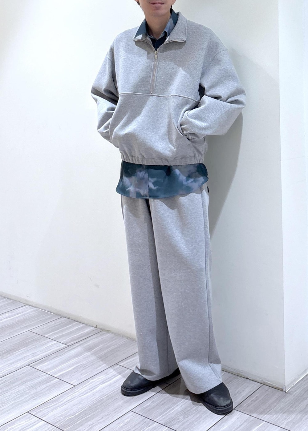 グリーン系のシャツ/ブラウス、グレー系のスウェット、グレー系のその他パンツを着用したメンズの冬コーディネートの2枚目の写真