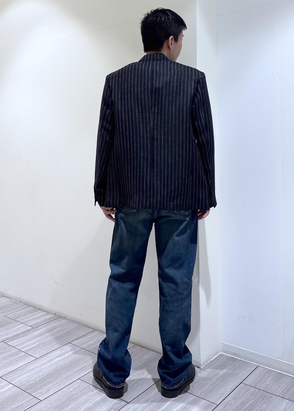 ブルー系のその他パンツ、ブラック系のテーラードジャケットを着用したメンズの春コーディネートの4枚目の写真