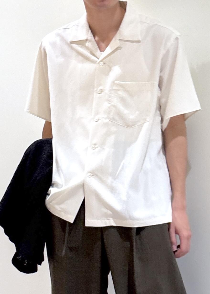 グリーン系のその他パンツ、ホワイト系のシャツ/ブラウスを着用したメンズの春コーディネートの5枚目の写真