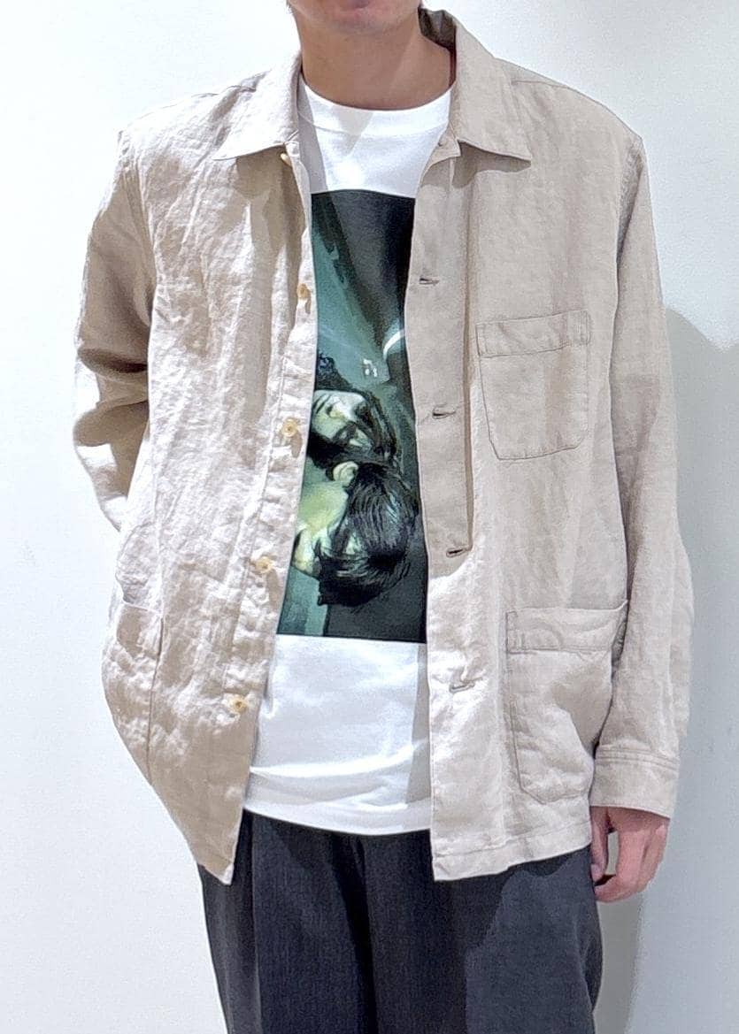 ブラック系のTシャツ/カットソー、ベージュ系のカバーオールを着用したメンズの春コーディネートの2枚目の写真