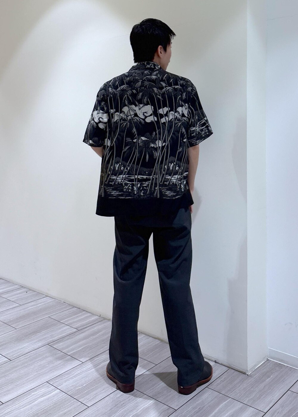 ブラック系のシャツ/ブラウス、グレー系のその他パンツを着用したメンズの春コーディネートの4枚目の写真