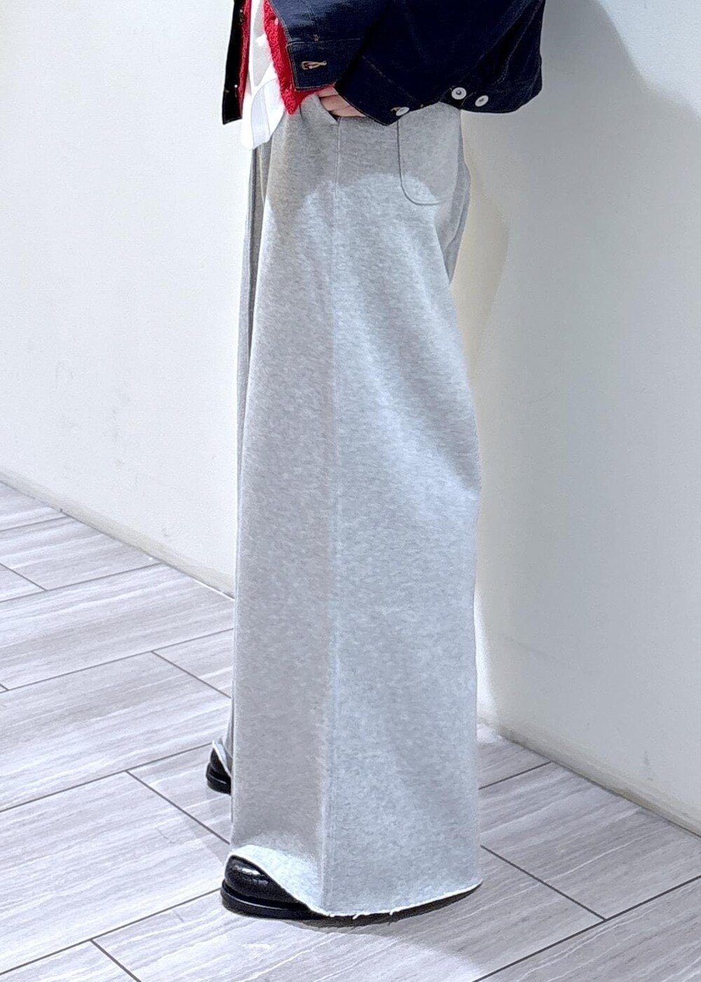 グレー系のその他パンツ、レッド系のカーディガン/ボレロ、ブラック系のローファーを着用したメンズの秋コーディネートの4枚目の写真