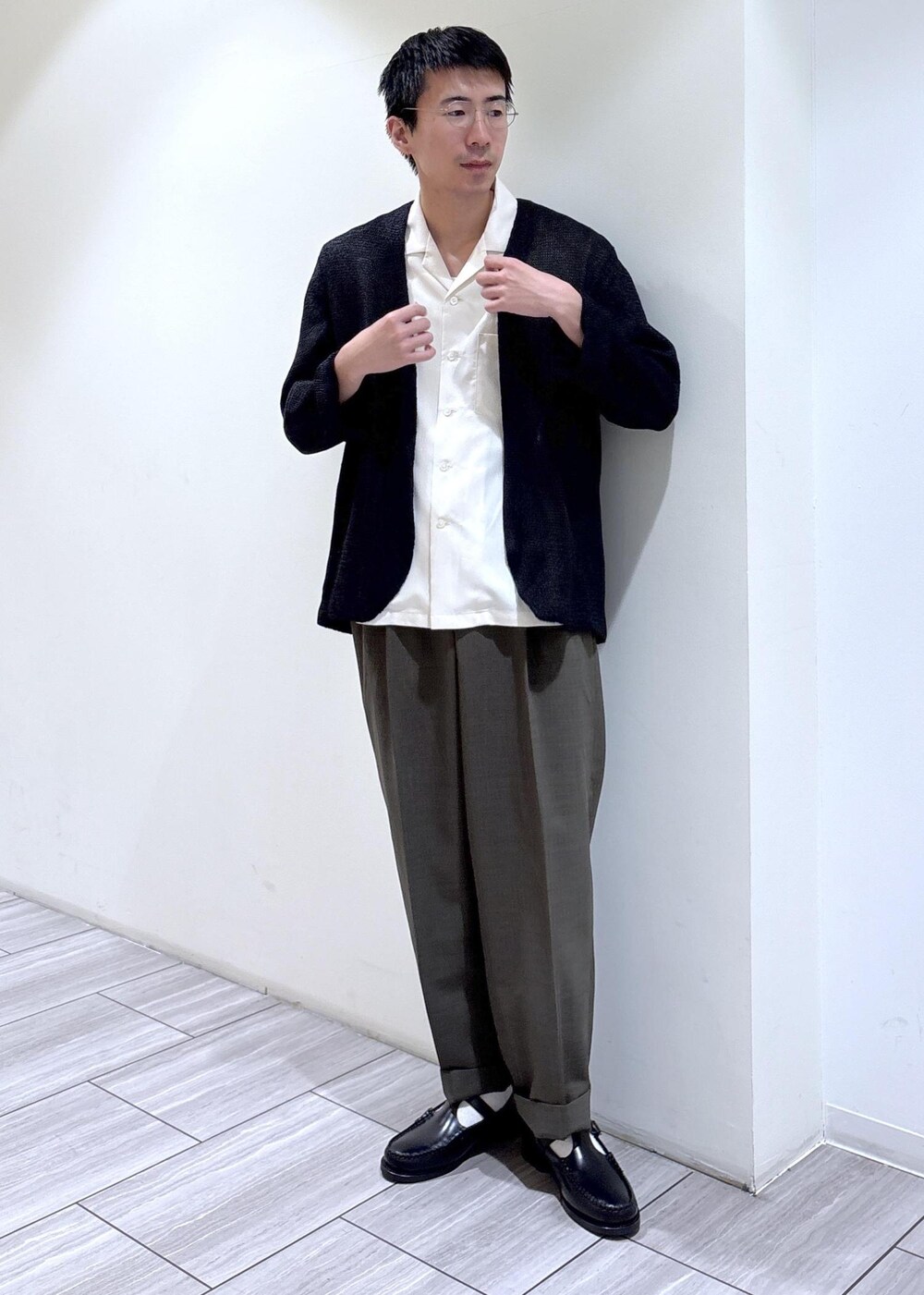 グリーン系のその他パンツ、ホワイト系のシャツ/ブラウスを着用したメンズの春コーディネートの2枚目の写真
