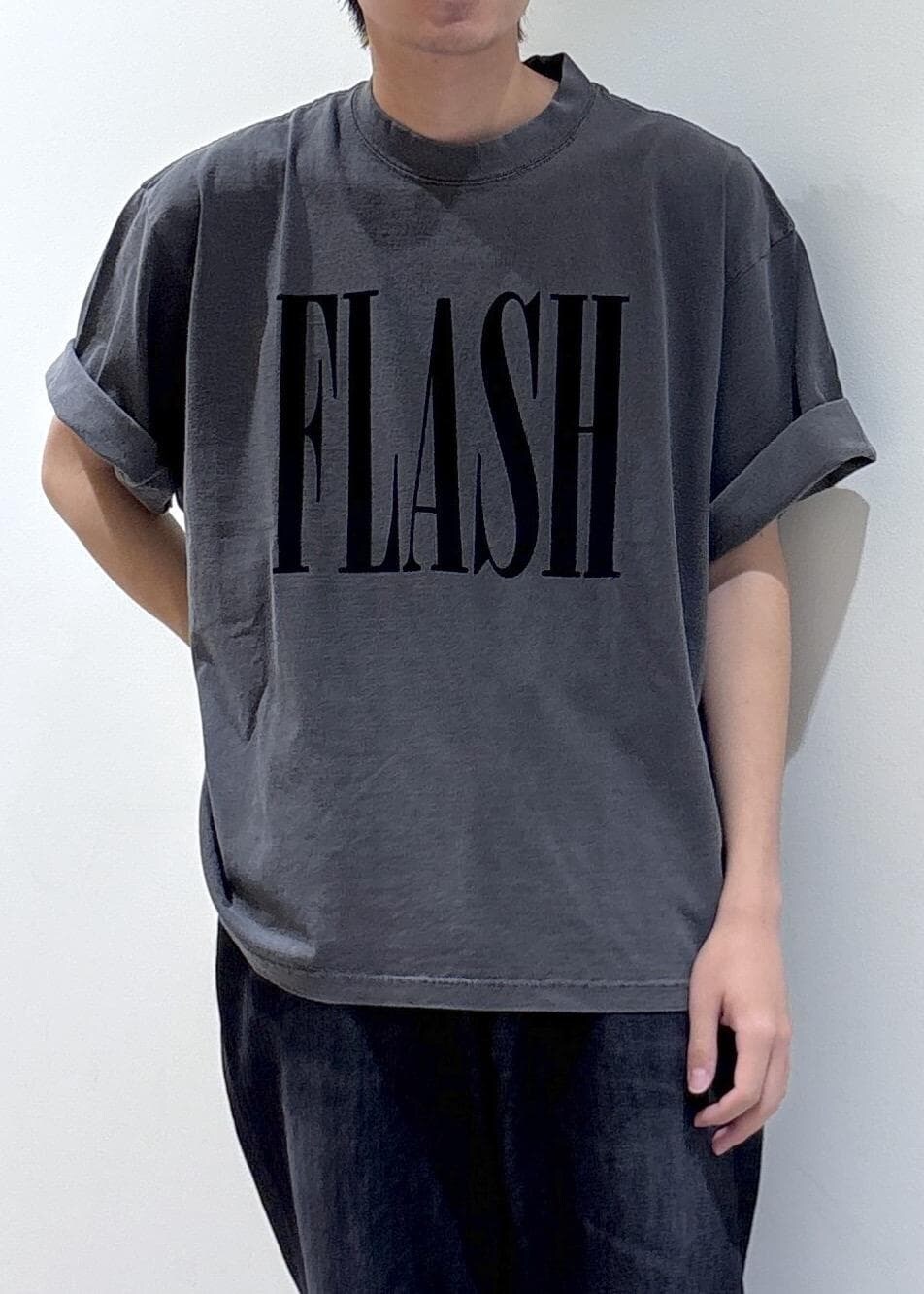 ブラック系のTシャツ/カットソーを着用したメンズの春コーディネートの3枚目の写真