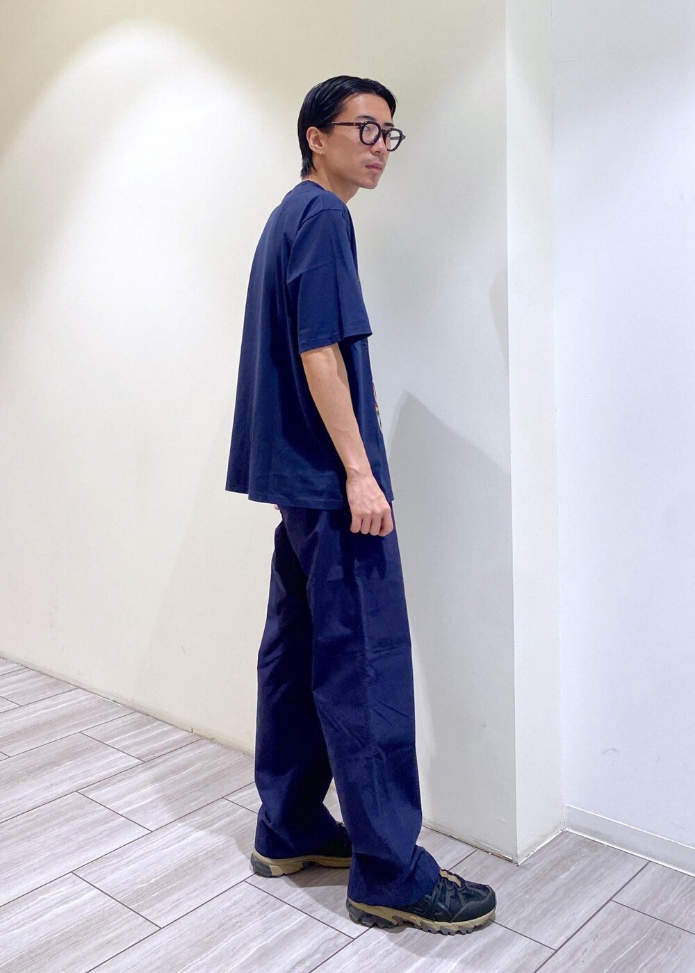 ブルー系のTシャツ/カットソー、ブルー系のカーゴパンツを着用したメンズの夏コーディネートの4枚目の写真