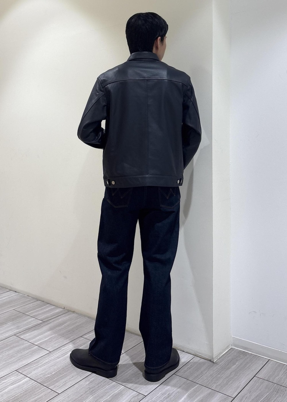 ブルー系のブルゾン、ブルー系のデニムパンツを着用したメンズの秋コーディネートの3枚目の写真