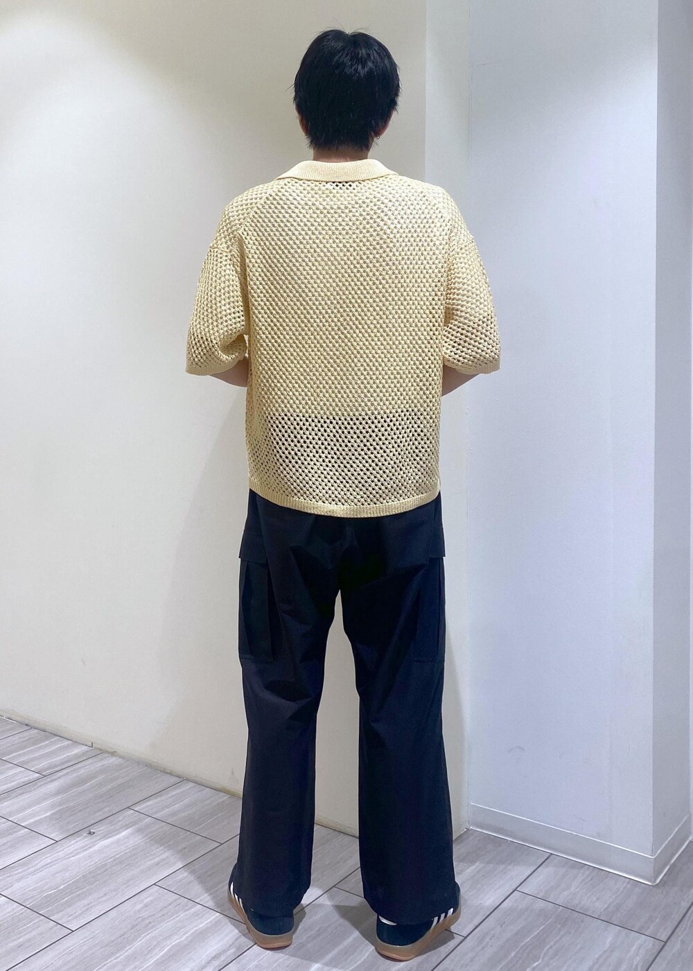 グリーン系のカーディガン/ボレロ、ブラック系のカーゴパンツを着用したメンズの夏コーディネートの5枚目の写真